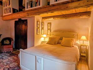 1 bedroom, bed sheets