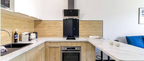 Jääkaappi, mikroaaltouuni, uuni, astianpesukone