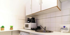 Geladeira, micro-ondas, cafeteira/chaleira