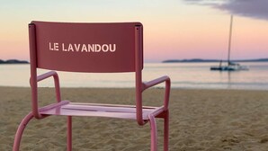 På stranden