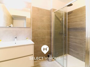 Een haardroger, handdoeken