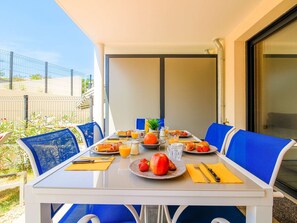 Outdoor dining - Sunny apartment with terrace, near the beach for 5 people (Bormes-les-Mimosas)