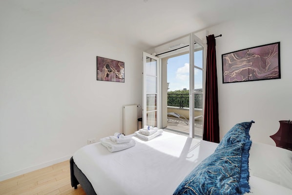 Apartment | 3 bedrooms, laptop workspace, iron/ironing board, bed sheets