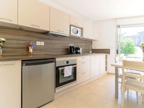 Kühlschrank, Ofen, Geschirrspüler, Wasserkocher mit Kaffee-/Teezubehör