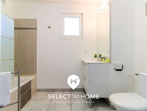 Secador de cabelo, toalhas de banho