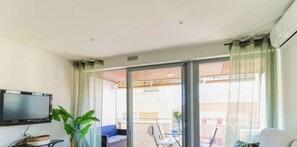 TV - Lavandou Apartment: sunny balcony, pets allowed, near beach and port (Le Lavandou)