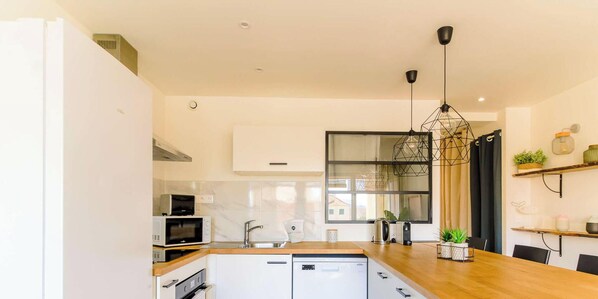 Fridge, microwave, oven, dishwasher - Lavandou Apartment: sunny balcony, pets allowed, near beach and port (Le Lavandou)