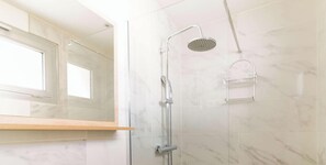 Hair dryer, towels - Lavandou Apartment: sunny balcony, pets allowed, near beach and port (Le Lavandou)