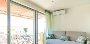 TV - Lavandou Apartment: sunny balcony, pets allowed, near beach and port (Le Lavandou)
