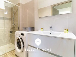 Secador de pelo, toallas