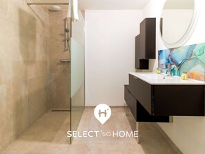 Sèche-cheveux, serviettes fournies