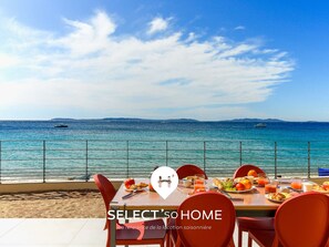 Outdoor dining - Idyllic beachfront stay in Lavandou (Le Lavandou)