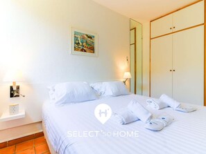 1 bedroom, free WiFi, bed sheets - Seafront apartment, directly on the beach at St Clair (Le Lavandou)