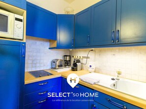 Een koelkast, een oven, een vaatwasser, een koffiezetapparaat/waterkoker