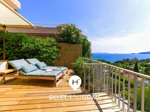 Terrace/patio - Bright apartment with large terrace, sea view, in Le Lavandou (Le Lavandou)