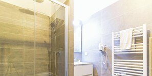 Secador de cabelo, toalhas de banho