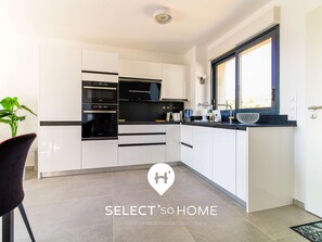 Kühlschrank, Ofen, Geschirrspüler, Wasserkocher mit Kaffee-/Teezubehör