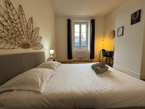 1 habitación y tabla de planchar con plancha