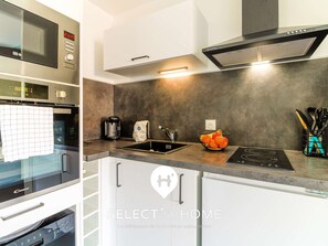 Fridge, microwave, oven, dishwasher - Spacious and Bright Apartment with Parking and Services (Le Lavandou)