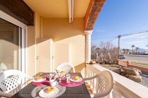 Apartment | Outdoor dining - Apartment in Empuriabrava by Sandy Beach (Castello d'Empuries)