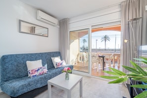Apartment | Living room - Apartment in Empuriabrava by Sandy Beach (Castello d'Empuries)
