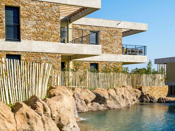 المنطقة المحيطة بالمنشأة