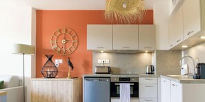 Kjøleskap, mikrobølgeovn, ovn og oppvaskmaskin