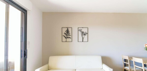 TV - Relax on terrace with sea view in new Lavandou residence (Le Lavandou)