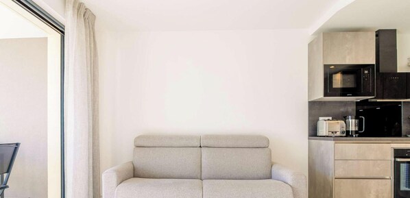 Interior - Modern T2 in La Favière with pool, sleeps 2 (Bormes-les-Mimosas)