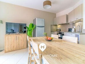 Réfrigérateur, micro-ondes, lave-vaisselle, cafetière/bouilloire