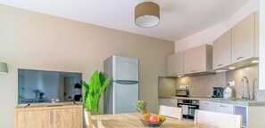 Kjøleskap, mikrobølgeovn, oppvaskmaskin og kaffetrakter/tekoker