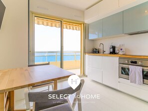 Køleskab, mikrobølgeovn, opvaskemaskine, kaffe-/temaskine