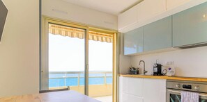 Réfrigérateur, four à micro-ondes, lave-vaisselle, cafetière-théière