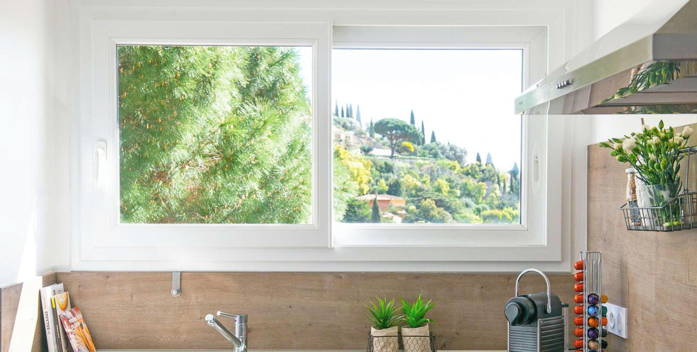 Jääkaappi, mikroaaltouuni, astianpesukone, kahvin-/teenkeitin