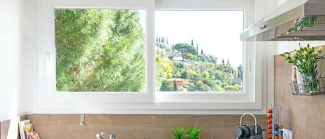 Réfrigérateur, micro-ondes, lave-vaisselle, cafetiÚre/bouilloire