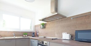 Fridge, microwave, dishwasher, coffee/tea maker