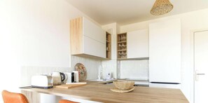 Een koelkast, een magnetron, een oven, een vaatwasser