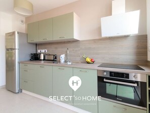 Fridge, microwave, dishwasher, coffee/tea maker