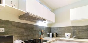 Frigorífico, microondas, horno y cafetera o tetera