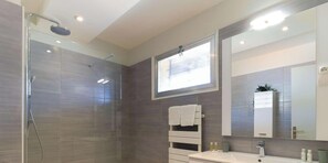 Secador de pelo y toallas