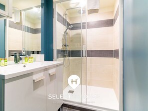 Secador de pelo, toallas