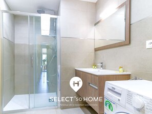 Sèche-cheveux, serviettes fournies