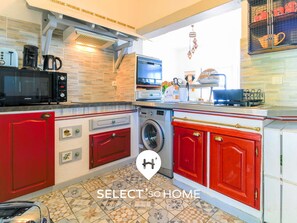 Réfrigérateur, micro-ondes, lave-vaisselle, cafetière/bouilloire