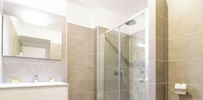 Secador de cabelo, toalhas de banho