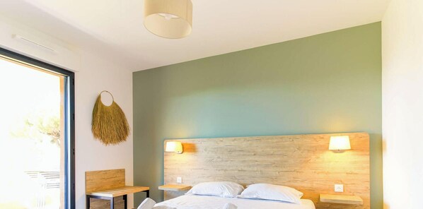 1 bedroom, free WiFi, bed sheets - Sunny getaway in Lavandou with garden & shared pool (Le Lavandou)