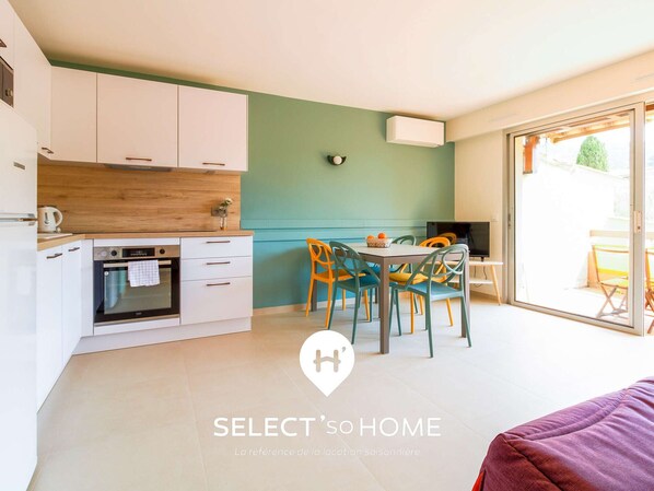 Fridge, microwave, oven, dishwasher - 2-room apartment with private parking and terrace, steps from Saint-Clair beach (Le Lavandou)