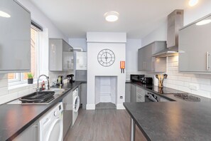 Fridge, oven, stovetop, coffee/tea maker