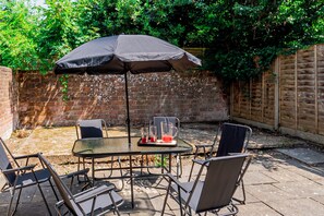 Outdoor dining - Welcome to your home-away-from-home in Southampton! (Southampton)