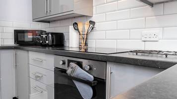 Fridge, oven, stovetop, dishwasher