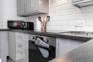 Fridge, oven, stovetop, coffee/tea maker